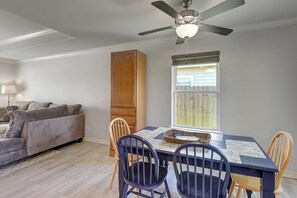 Dining - A Wave From It All 3 Bedroom Home by RedAwning (Rockport)