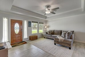 House, 3 Bedrooms | Living room