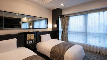 Deluxe Twin Room, Non Smoking | Bathroom | Combined shower/tub, free toiletries, hair dryer, slippers