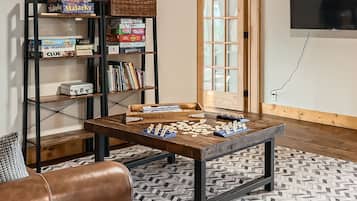 Cabin, 5 Bedrooms | Game room