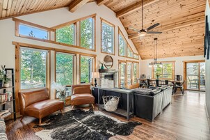 小屋, 5 间卧室 | 起居区 | 智能电视、桌上足球