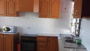 Geladeira, micro-ondas, fogão, liquidificador