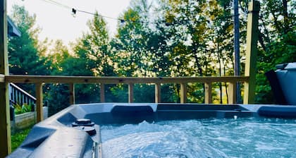 Laurel Cottage - Home w/ hot tub, fire pit, walk to Banner Elk, pets OK
