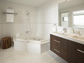 Dusche, Whirlpool, Haartrockner, Handtücher