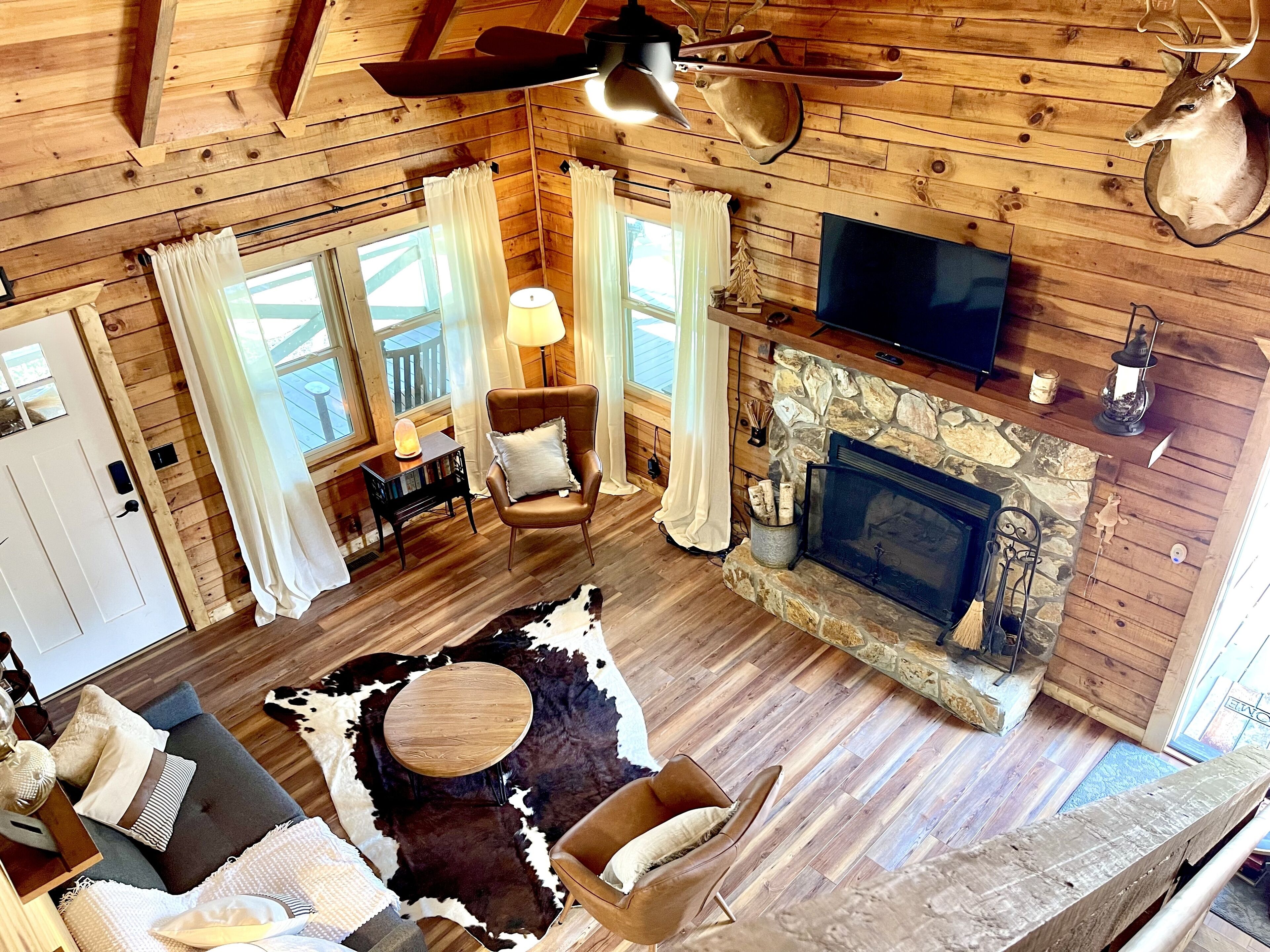 Cherry Log - Modern Cabin w/Hot Tub & Wifi. Under 10 min. to downtown Blue Ridge