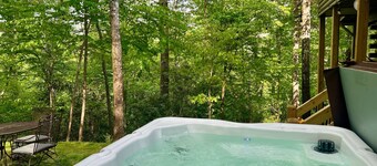 Cherry Log - Modern Cabin w/Hot Tub & Wifi. Under 10 min. to downtown Blue Ridge