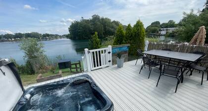 Luxury lakeside caravan situated on award winning park Tattershall Lakes,private Fishing Peg,Hot tub