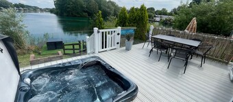 Luxury lakeside caravan situated on award winning park Tattershall Lakes,private Fishing Peg,Hot tub