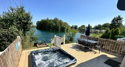 Luxury lakeside Caravan located at Tattershall Lakes an award winning park with hot tub, Fishing Peg
