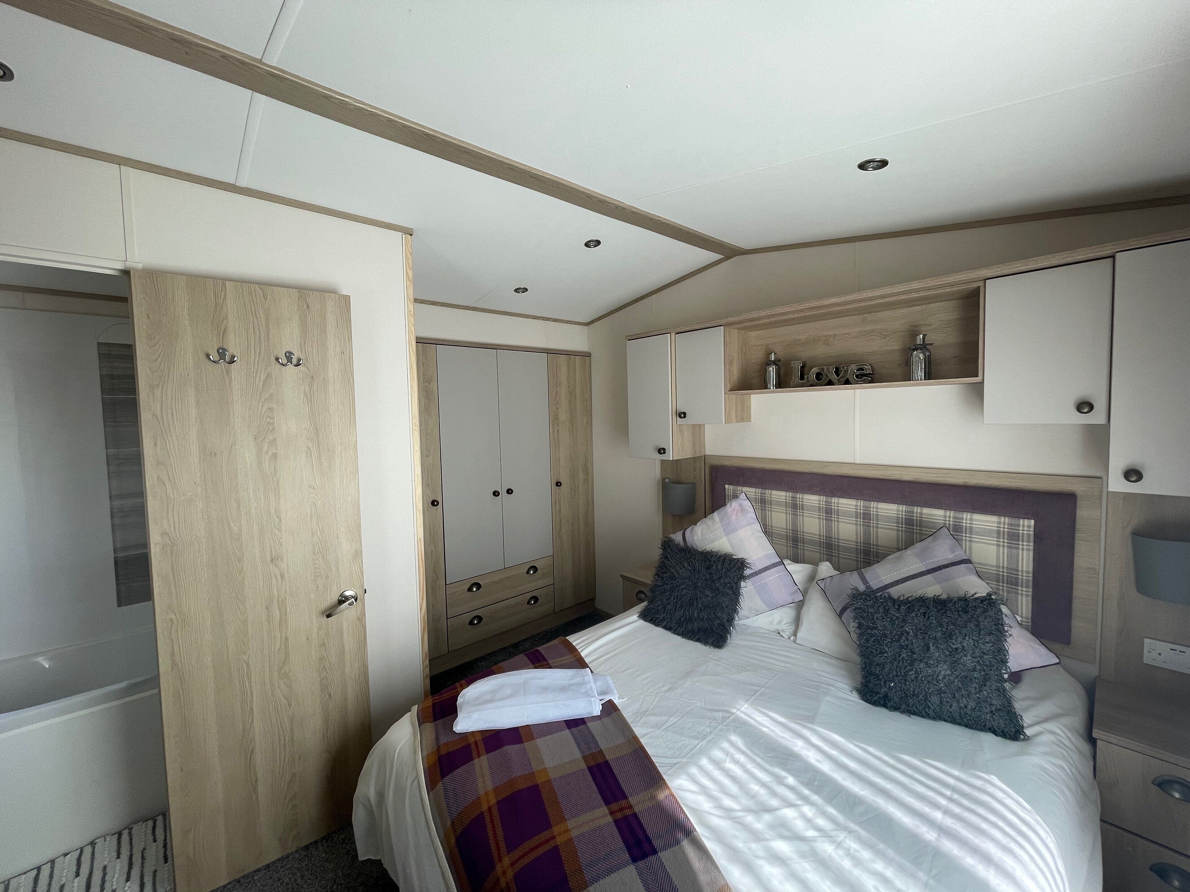 2 bedrooms, iron/ironing board, travel cot, free WiFi