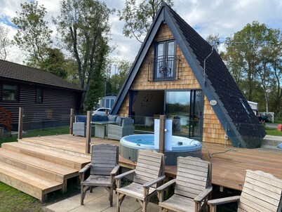 Widgeon is prime location on duck lake, bbq & Large Hot Tub with private fishing @tattershall lakes