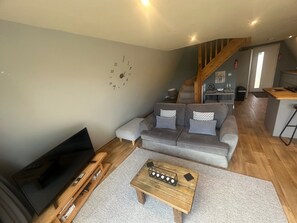 Smart TV, DVD player - Widgeon is prime location on duck lake, bbq & Large Hot Tub with private fishing @tattershall lakes (Tattershall)