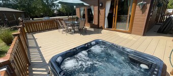 luxury lakeside lodge with a sunken hot tub on bull rush a peaceful feature lake @Tattershall lakes