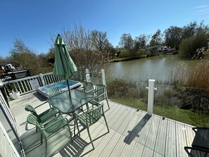 Outdoor dining - Luxury lakeside lodge with sunken hot tub prime location on bull rush lake @tattershall lakes (Tattershall)