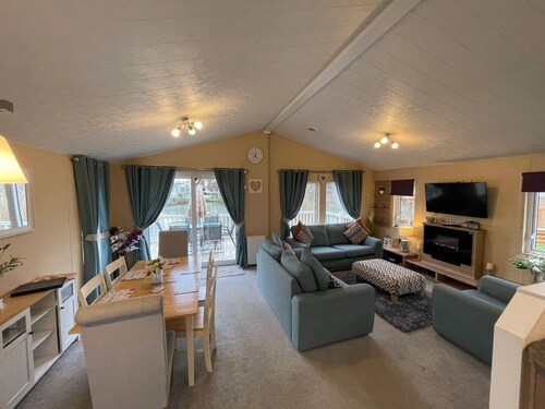 Luxury lakeside lodge with sunken hot tub prime location on bull rush lake @tattershall lakes