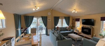 Luxury lakeside lodge with sunken hot tub prime location on bull rush lake @tattershall lakes