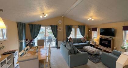 Luxury lakeside lodge with sunken hot tub prime location on bull rush lake @tattershall lakes