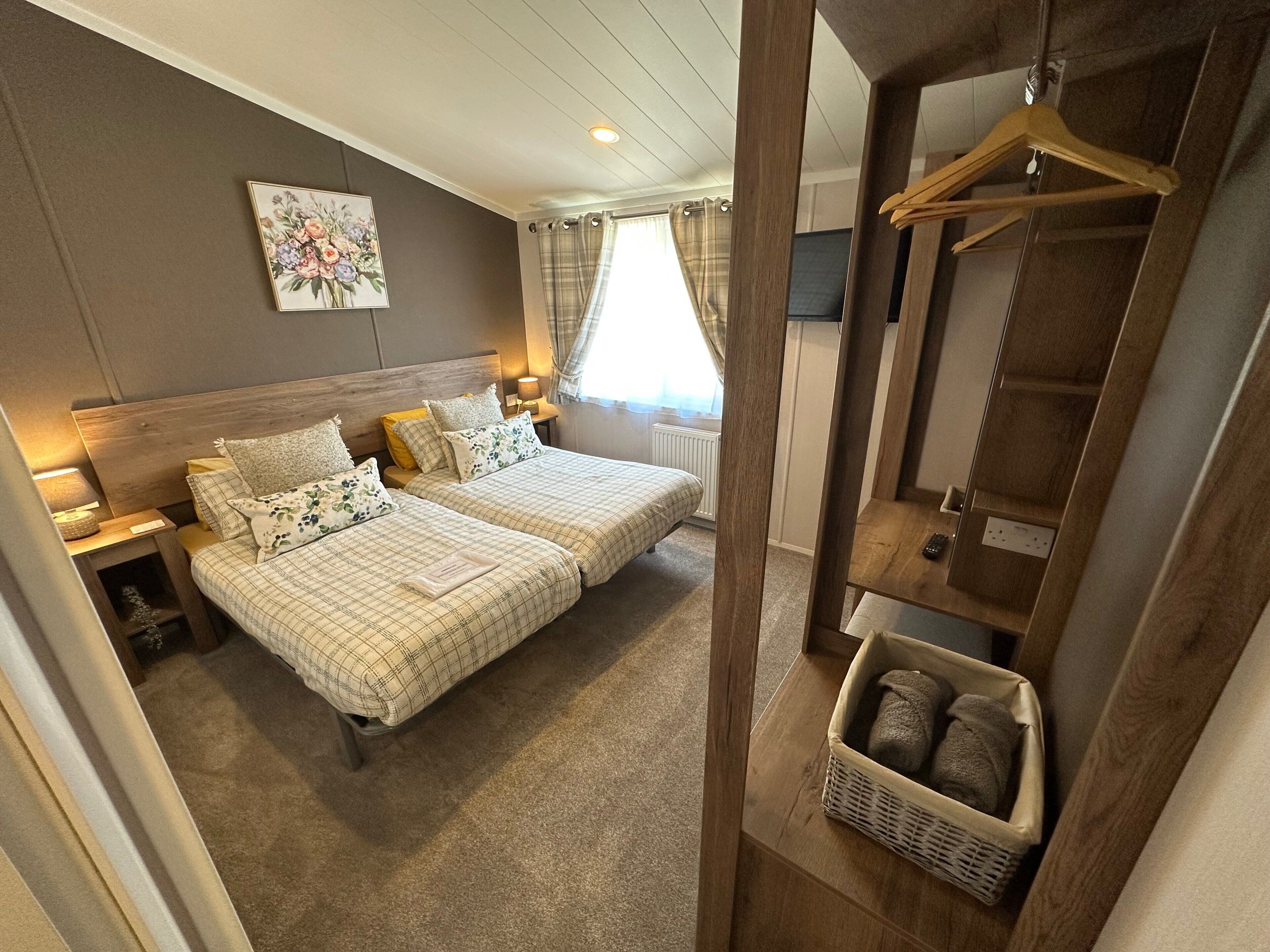 2 slaapkamers, een strijkplank/strijkijzer, reisbedje, gratis wifi