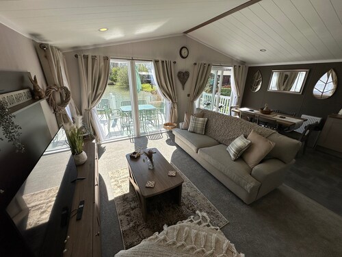 Luxury lakeside lodge with sunken hot tub prime location on bull rush lake @tattershall lakes