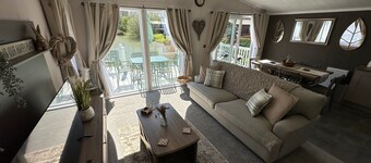 Luxury lakeside lodge with sunken hot tub prime location on bull rush lake @tattershall lakes