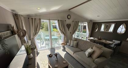 Luxury lakeside lodge with sunken hot tub prime location on bull rush lake @tattershall lakes