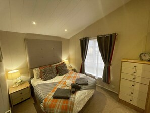 3 bedrooms, iron/ironing board, travel cot, free WiFi - Indulgence Lakeside Lodge i1 is prime location with private fishing peg and hot tub at Tattershall (Tattershall)