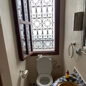 Douche, séchoir à cheveux, serviettes fournies, savon