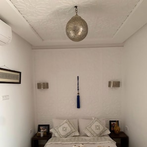 5 bedrooms, iron/ironing board, WiFi, bed sheets