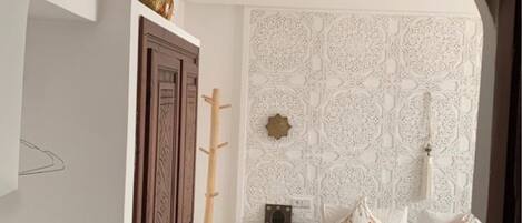 5 bedrooms, iron/ironing board, WiFi, bed sheets