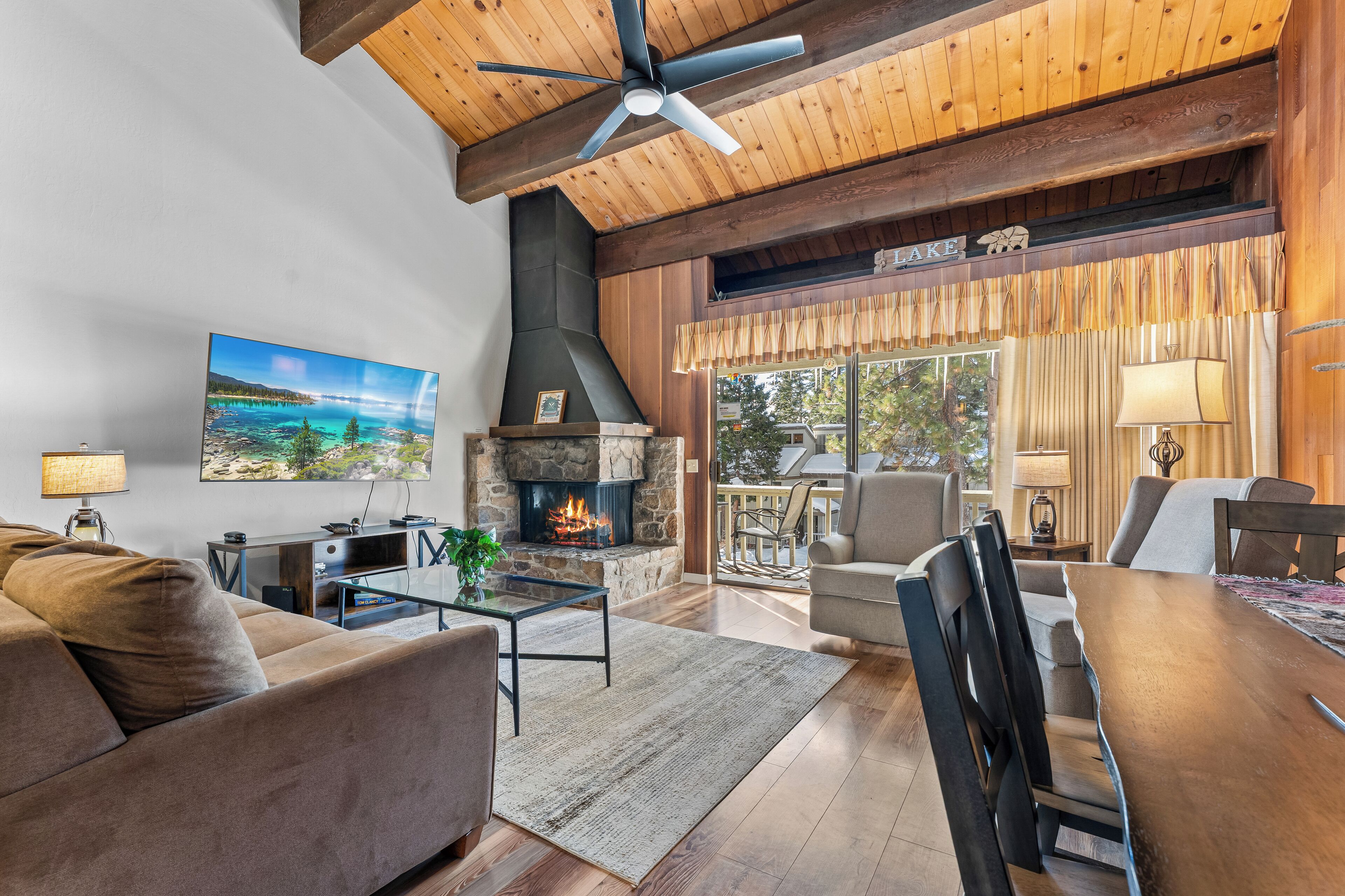 TV, peis, DVD-spiller og bøker