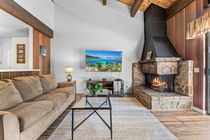 Televisión, chimenea y oficina 