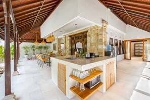 Kühlschrank, Mikrowelle, Herdplatte, Wasserkocher mit Kaffee-/Teezubehör