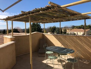 Outdoor dining - T2 apartment 30 minutes from the beach (Saussines)