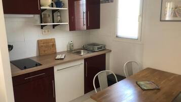 Een koelkast, een microgolfoven, een oven, een kookplaat