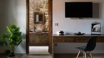 Superior Room | Bathroom | Shower, hydromassage showerhead, free toiletries, hair dryer