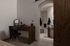 Chambre Deluxe, 1 grand lit, vue sur la cour intérieure, rez-de-chaussée | Salle de bain | Douche, pomme de douche hydromassante, articles de toilette (gratuits)