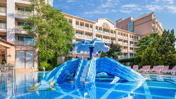 Seasonal outdoor pool, pool loungers, lifeguards on site