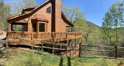 A Perfect View! Dog Friendly Cabin at The Top of The Mountain!