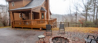 A Perfect View! Dog Friendly Cabin at The Top of The Mountain!