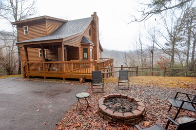 A Perfect View! Dog Friendly Cabin at The Top of The Mountain!