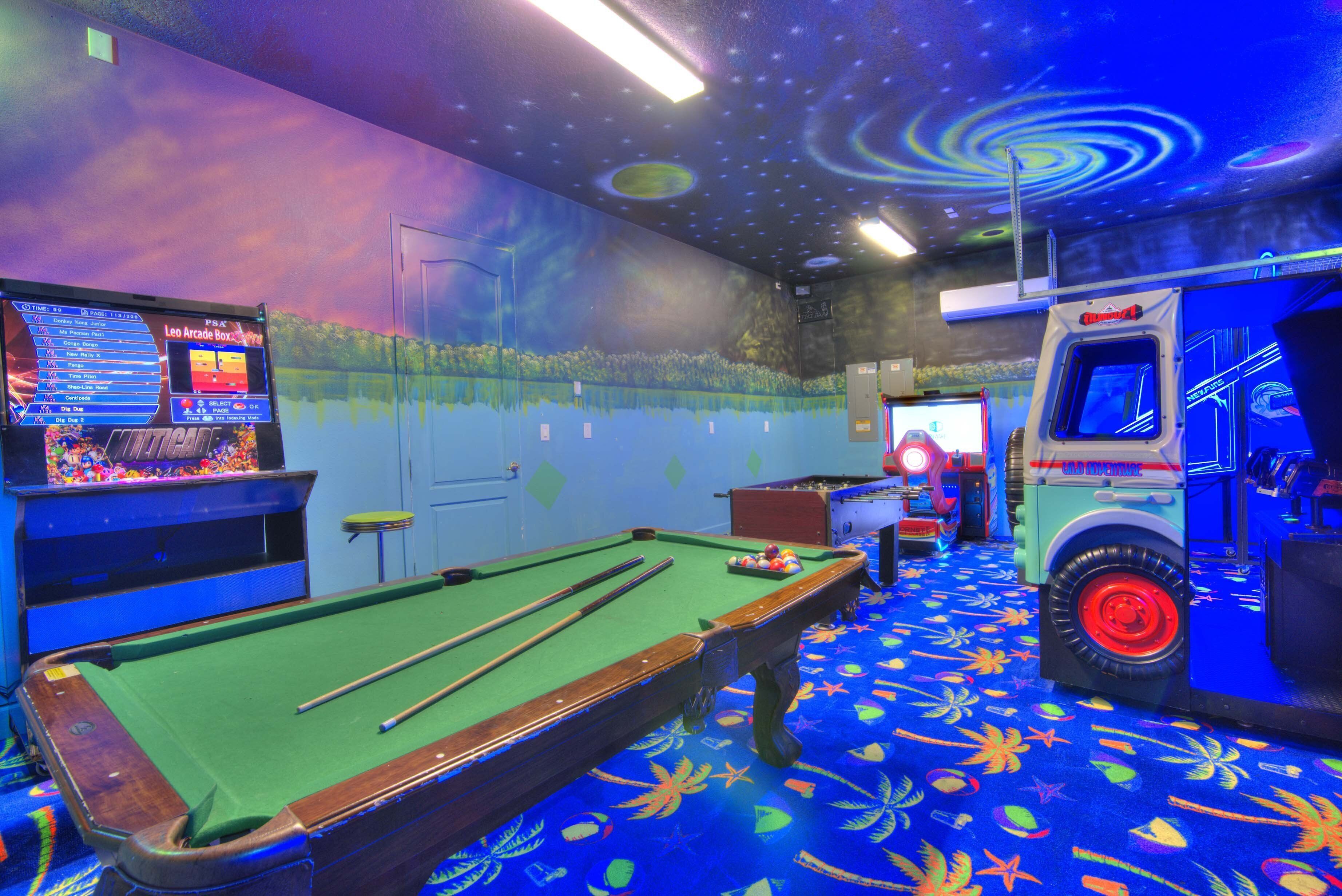Une table de billard recouverte d’un drap vert, un queue de billard et un porte-billes.