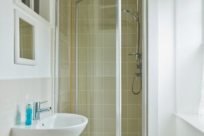 Shower, hair dryer, towels - The Farmhouse (Ashbourne)