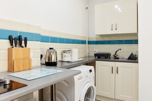 Fridge, microwave, oven, stovetop - The Pig Barn (Ashbourne)