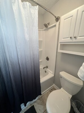 Combined shower/bathtub, towels, soap, shampoo