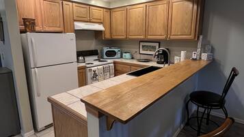 Een koelkast, een microgolfoven, een oven, een kookplaat