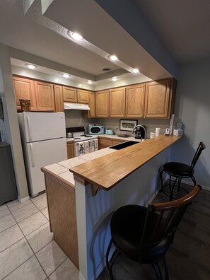 Fridge, microwave, oven, stovetop - Endless Fun: Pools, Golf Courses, Bowling, Mini Golf, 100+ Miles of Trails! (Fairfield Bay)