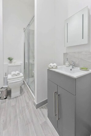 Dusche, kostenlose Toilettenartikel, Haartrockner, Handtücher