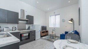 Private kitchen - Budget 1 Bedroom Cosy Apartment in Dudley w WiFi (Dudley)
