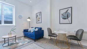 Living area - Budget 1 Bedroom Cosy Apartment in Dudley w WiFi (Dudley)
