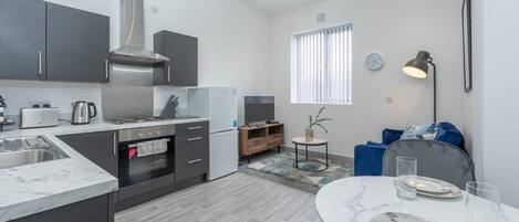 雪櫃、微波爐、焗爐、爐具